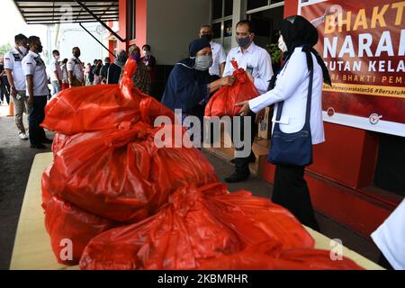 Les résidents reçoivent des sacs d'épicerie pendant la pandémie Covid-19 à la prison de Cipinang à Jakarta, on 23 avril,2020. Des centaines de gardiens ont donné des articles d'épicerie aux pauvres de la zone située à l'extérieur du complexe de logement du centre de détention. (Photo de Dasril Roszandi/NurPhoto) Banque D'Images