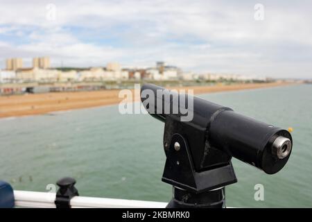 Un télescope touristique ou un spectateur de la tour sur le front de mer, rappelant les visites au bord de la mer. Banque D'Images