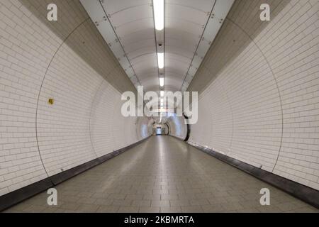 Vue générale d'une station de métro vide Tottenham court Road, sur 23 avril 2020 à Londres, Angleterre. Le gouvernement britannique a étendu les restrictions de verrouillage introduites pour la première fois sur 23 mars, qui sont destinées à ralentir la propagation de la COVID-19. (Photo par Alberto Pezzali/NurPhoto) Banque D'Images