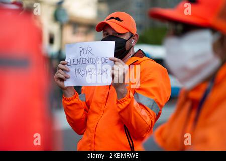 Les travailleurs de la livraison de vélos frappent en exigeant de meilleurs salaires et des matériaux d'hygiène, des gants, des tapabocas et de l'alcool gel sur 23 avril 2020 à Buenos Aires, Argentine. (Photo de Manuel Cortina/NurPhoto) Banque D'Images