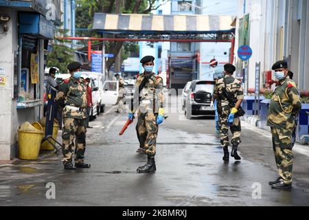 Le personnel de la Force de sécurité des frontières (FSB) est gardien et porte un masque de protection lors de la visite de l'équipe centrale interministérielle (IMCT) à l'hôpital M.R. Bangur , qui a été désigné comme hôpital COVID-19 à Kolkata, en Inde, sur 23 avril 2020. L'Inde est complètement verrouillée depuis 25 mars après que le Premier ministre Narendra Modi ait demandé aux citoyens d'éviter de se retirer jusqu'à ce qu'il soit absolument nécessaire de contenir la pandémie mondiale du coronavirus COVID-19 pour des mesures préventives. (Photo de Sonali Pal Chaudhury/NurPhoto) Banque D'Images