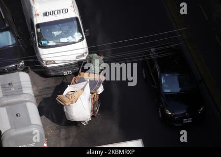 Un ouvrier des déchets collecte des sacs de déchets le long d'une rue à Buenos Aires, en Argentine, sur 22 avril 2020. Le gouvernement national et la ville de Buenos Aires ont conclu un accord qui permettra aux coopératives de Buenos Aires cartoneros de circuler exclusivement dans la ville pour retirer les matières recyclables des grandes chaînes de supermarchés. Argentine 2020-04-23 (photo de Carol Smiljan/NurPhoto) Banque D'Images