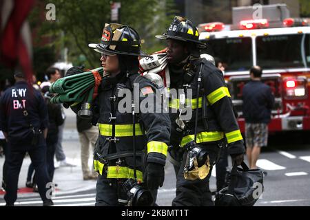 Les pompiers transportent du matériel d'incendie à New York, sur 23 avril 2020. Des techniciens du service des incendies de New York et des services d'urgence ont été dépêchés dans une tour de New York sur 23 avril 2020. Des dizaines de camions de pompiers, d'ambulances et de médecins de sauvetage de l'EMT étaient prêts devant les tours de Murray Hill sur 2nd Avenue. (Photo de John Lamparski/NurPhoto) Banque D'Images