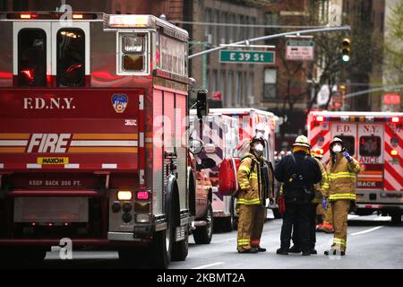 Services d'urgence personnel de sauvetage et pompiers à New York, on 23 avril 2020. Des techniciens du service des incendies de New York et des services d'urgence ont été dépêchés dans une tour de New York sur 23 avril 2020. Des dizaines de camions de pompiers, d'ambulances et de médecins de sauvetage de l'EMT étaient prêts devant les tours de Murray Hill sur 2nd Avenue. (Photo de John Lamparski/NurPhoto) Banque D'Images