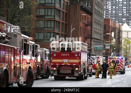 Services d'urgence personnel de sauvetage et pompiers à New York, on 23 avril 2020. Des techniciens du service des incendies de New York et des services d'urgence ont été dépêchés dans une tour de New York sur 23 avril 2020. Des dizaines de camions de pompiers, d'ambulances et de médecins de sauvetage de l'EMT étaient prêts devant les tours de Murray Hill sur 2nd Avenue. (Photo de John Lamparski/NurPhoto) Banque D'Images