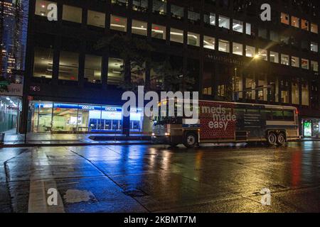 Une succursale de Citibank au 6th Avenue à New York City, États-Unis, vue pendant la nuit avec ATM et logo éclairé. Citibank Financial institution est la division consommateurs de la multinationale de services financiers Citigroup, fondée en 1812 sous le nom de City Bank of New York. NY, États-Unis d'Amérique. (Photo de Nicolas Economou/NurPhoto) Banque D'Images