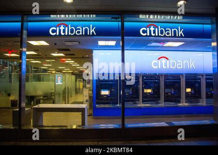 Un groupe de distributeurs automatiques de billets. Une succursale de Citibank au 6th Avenue à New York City, États-Unis, vue pendant la nuit avec ATM et logo éclairé. Citibank Financial institution est la division consommateurs de la multinationale de services financiers Citigroup, fondée en 1812 sous le nom de City Bank of New York. NY, États-Unis d'Amérique. (Photo de Nicolas Economou/NurPhoto) Banque D'Images