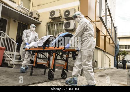 Les membres du centre d'urgence national, portant des équipements de protection, transportent un patient âgé affecté par la COVID-19, d'une clinique privée à un hôpital public à Athènes, Grèce, le 23 avril 2020. Plus de 28 nouveaux cas de coronavirus ont été signalés dans une clinique privée d'Athènes. Au cours de la réunion d'information quotidienne avec le professeur Sotiris Tsiodras sur les maladies infectieuses, a déclaré que l'assouplissement des mesures se ferait alors en deux phases en mai et juin, par paliers de deux semaines. (Photo par Dimitris Lampropoulos/NurPhoto) Banque D'Images