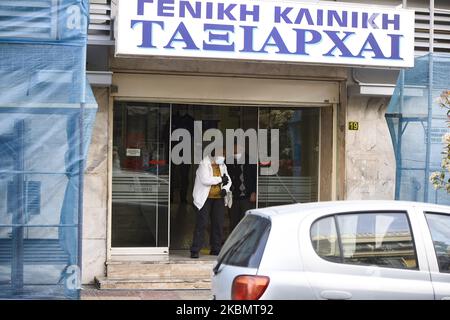 Plus de 28 nouveaux cas de coronavirus ont été signalés dans une clinique privée à Athènes, Grèce, le 23 avril 2020. Au cours de la réunion d'information quotidienne avec le professeur Sotiris Tsiodras sur les maladies infectieuses, a déclaré que l'assouplissement des mesures se ferait alors en deux phases en mai et juin, par paliers de deux semaines. (Photo par Dimitris Lampropoulos/NurPhoto) Banque D'Images