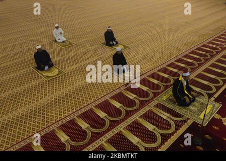 Un imam musulman mène la prière de Tarawih, une pratique spéciale de prière des musulmans sunnites pendant le mois Saint du Ramadan, à laquelle assistaient seulement quatre membres du personnel de la mosquée à la mosquée nationale de Kuala Lumpur, en Malaisie, sur 23 avril 2020. Mosquées toute la Malaisie fera ses prières avec la distanciation sociale comme mesure préventive du coronavirus Covid-19. Le gouvernement malaisien a également annoncé que l'ordre de contrôle des mouvements (AGC) sera prolongé jusqu'à 12 mai 2020. (Photo de Zahim Mohd/NurPhoto) Banque D'Images