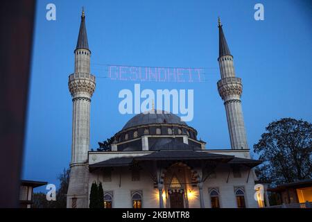 Le texte 'sain' apparaît entre les minarets de la mosquée Sehitlik fermée dans le jour marquant le début de Ramadam à Berlin, Allemagne sur 23 avril 2020. (Photo par Emmanuele Contini/NurPhoto) Banque D'Images