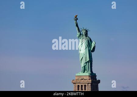 Statue de la liberté vue pendant une journée sans nuages dans le ciel bleu avec des touristes et des visiteurs à Liberty Island Manhattan, New York City, États-Unis, à partir d'un ferry dans la mer. L'emblématique statue de cuivre atteint 93m 000 au-dessus de la mer et a été dédiée sur 28 octobre 1886. Il a été conçu par le sculpteur français Frédéric Auguste Bartholdi et son cadre métallique a été construit par Gustave Eiffel, la sculpture a été un cadeau du peuple français. Aujourd'hui, c'est une attraction touristique populaire, une destination de voyage, un point de repère pour NYC et les États-Unis l'un des symboles les plus reconnaissables dans le monde. La statue est une figure de Banque D'Images