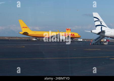 DHL Air Boeing 757 avion cargo vu pendant la journée avec la porte de cargaison ouverte à l'aéroport international de Thessalonique Makedonia SKG LGTS en Grèce. Les Boeing B757 ou 757-200F ont l'immatriculation G-DHKP et sont équipés de moteurs à jet Roll Royce RR de 2x. DHL Aviation est une division de DHL Express appartenant à Deutsche Post et est un transporteur aérien Express Logistics. Pendant la pandémie du coronavirus Covid-19, la plupart des compagnies aériennes de passagers ont mis leur flotte à terre, mais les compagnies aériennes de fret ont augmenté les vols pour transporter des marchandises et des fournitures. 16 mars 2020 (photo de Nicolas Economou/N. Banque D'Images