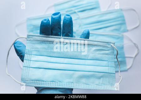 Les masques chirurgicaux sont photographiés pour la photo d'illustration pendant la propagation du coronavirus. Cracovie, Pologne sur 24 avril 2020. La règle de la couverture du nez et de la bouche dans les lieux publics avec des masques faciaux, des charves ou des mouchoirs est entrée en vigueur à partir de 16 avril. (Photo de Beata Zawrzel/NurPhoto) Banque D'Images