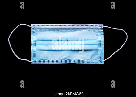 Un masque chirurgical est photographié pour illustrer la photo pendant la propagation du coronavirus. Cracovie, Pologne sur 24 avril 2020. La règle de la couverture du nez et de la bouche dans les lieux publics avec des masques faciaux, des charves ou des mouchoirs est entrée en vigueur à partir de 16 avril. (Photo de Beata Zawrzel/NurPhoto) Banque D'Images