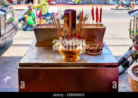 Petit autel dans les rues de Chinatown, Bangkok, Thaïlande Banque D'Images