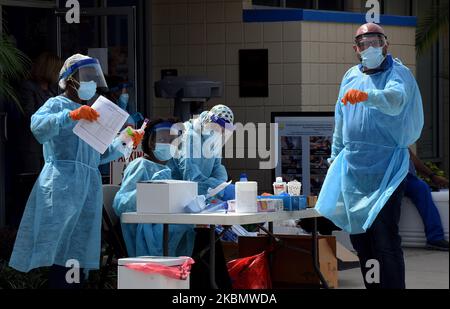 23 avril 2020 - Sanford, Floride, États-Unis - les travailleurs de la santé sont vus sur un site mobile de test COVID-19 au centre communautaire de Westside, dans le quartier de Goldsboro, à Sanford, en Floride, sur 23 avril 2020. Les autorités sanitaires locales offrent des tests gratuits dans six communautés noires historiques du comté de Seminole pour aider les résidents qui ne sont pas seulement particulièrement vulnérables au coronavirus, mais qui ne peuvent pas se rendre à une clinique de santé ou qui pourraient être incapables de se payer une assurance maladie. (Photo de Paul Hennessy/NurPhoto) Banque D'Images