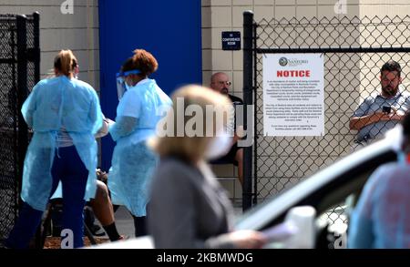23 avril 2020 - Sanford, Floride, États-Unis - les travailleurs de la santé accueillent les gens sur un site mobile de test COVID-19 au centre communautaire de Westside, dans le quartier de Goldsboro, à Sanford, en Floride, sur 23 avril 2020. Les autorités sanitaires locales offrent des tests gratuits dans six communautés noires historiques du comté de Seminole pour aider les résidents qui ne sont pas seulement particulièrement vulnérables au coronavirus, mais qui ne peuvent pas se rendre à une clinique de santé ou qui pourraient être incapables de se payer une assurance maladie. (Photo de Paul Hennessy/NurPhoto) Banque D'Images