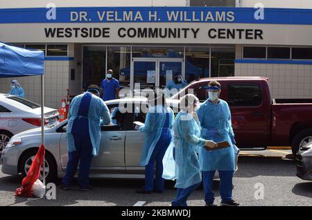 23 avril 2020 - Sanford, Floride, États-Unis - les travailleurs de la santé sont vus sur un site mobile de test COVID-19 au centre communautaire de Westside, dans le quartier de Goldsboro, à Sanford, en Floride, sur 23 avril 2020. Les autorités sanitaires locales offrent des tests gratuits dans six communautés noires historiques du comté de Seminole pour aider les résidents qui ne sont pas seulement particulièrement vulnérables au coronavirus, mais qui ne peuvent pas se rendre à une clinique de santé ou qui pourraient être incapables de se payer une assurance maladie. (Photo de Paul Hennessy/NurPhoto) Banque D'Images