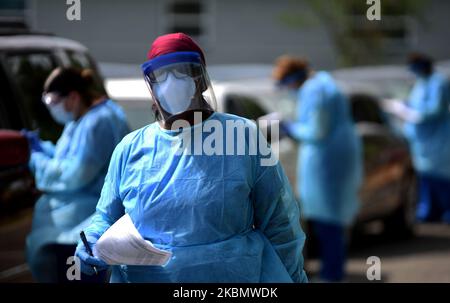 23 avril 2020 - Sanford, Floride, États-Unis - les travailleurs de la santé sont vus sur un site mobile de test COVID-19 au centre communautaire de Westside, dans le quartier de Goldsboro, à Sanford, en Floride, sur 23 avril 2020. Les autorités sanitaires locales offrent des tests gratuits dans six communautés noires historiques du comté de Seminole pour aider les résidents qui ne sont pas seulement particulièrement vulnérables au coronavirus, mais qui ne peuvent pas se rendre à une clinique de santé ou qui pourraient être incapables de se payer une assurance maladie. (Photo de Paul Hennessy/NurPhoto) Banque D'Images