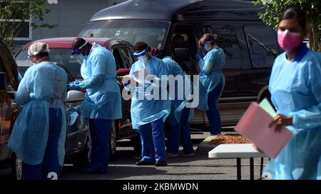 23 avril 2020 - Sanford, Floride, États-Unis - les gens arrivent en voiture sur un site mobile de test COVID-19 au centre communautaire de Westside, dans le quartier de Goldsboro, à Sanford, en Floride, sur 23 avril 2020. Les autorités sanitaires locales offrent des tests gratuits dans six communautés noires historiques du comté de Seminole pour aider les résidents qui ne sont pas seulement particulièrement vulnérables au coronavirus, mais qui ne peuvent pas se rendre à une clinique de santé ou qui pourraient être incapables de se payer une assurance maladie. (Photo de Paul Hennessy/NurPhoto) Banque D'Images