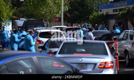 23 avril 2020 - Sanford, Floride, États-Unis - les travailleurs de la santé accueillent les gens qui arrivent en voiture sur un site mobile d'essai de la COVID-19 au centre communautaire de Westside, dans le quartier de Goldsboro de Sanford, en Floride, sur 23 avril 2020. Les autorités sanitaires locales offrent des tests gratuits dans six communautés noires historiques du comté de Seminole pour aider les résidents qui ne sont pas seulement particulièrement vulnérables au coronavirus, mais qui ne peuvent pas se rendre à une clinique de santé ou qui pourraient être incapables de se payer une assurance maladie. (Photo de Paul Hennessy/NurPhoto) Banque D'Images