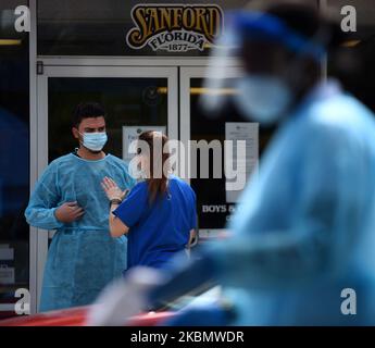 23 avril 2020 - Sanford, Floride, États-Unis - les travailleurs de la santé sont vus sur un site mobile de test COVID-19 au centre communautaire de Westside, dans le quartier de Goldsboro, à Sanford, en Floride, sur 23 avril 2020. Les autorités sanitaires locales offrent des tests gratuits dans six communautés noires historiques du comté de Seminole pour aider les résidents qui ne sont pas seulement particulièrement vulnérables au coronavirus, mais qui ne peuvent pas se rendre à une clinique de santé ou qui pourraient être incapables de se payer une assurance maladie. (Photo de Paul Hennessy/NurPhoto) Banque D'Images