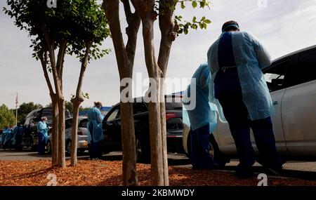 23 avril 2020 - Sanford, Floride, États-Unis - les travailleurs de la santé accueillent les gens qui arrivent en voiture sur un site mobile d'essai de la COVID-19 au centre communautaire de Westside, dans le quartier de Goldsboro de Sanford, en Floride, sur 23 avril 2020. Les autorités sanitaires locales offrent des tests gratuits dans six communautés noires historiques du comté de Seminole pour aider les résidents qui ne sont pas seulement particulièrement vulnérables au coronavirus, mais qui ne peuvent pas se rendre à une clinique de santé ou qui pourraient être incapables de se payer une assurance maladie. (Photo de Paul Hennessy/NurPhoto) Banque D'Images