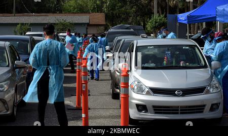 23 avril 2020 - Sanford, Floride, États-Unis - les travailleurs de la santé accueillent les gens qui arrivent en voiture sur un site mobile d'essai de la COVID-19 au centre communautaire de Westside, dans le quartier de Goldsboro de Sanford, en Floride, sur 23 avril 2020. Les autorités sanitaires locales offrent des tests gratuits dans six communautés noires historiques du comté de Seminole pour aider les résidents qui ne sont pas seulement particulièrement vulnérables au coronavirus, mais qui ne peuvent pas se rendre à une clinique de santé ou qui pourraient être incapables de se payer une assurance maladie. (Photo de Paul Hennessy/NurPhoto) Banque D'Images