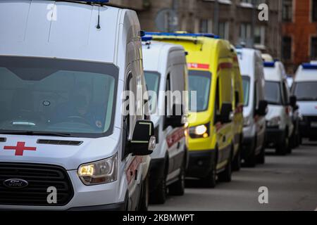 Une file d'ambulances près de l'hôpital de Pokrovskaya à Saint-Pétersbourg, en Russie, sur 24 avril 2020. Le nombre total de personnes infectées par le coronovirus (covid-19) en Russie est de 68622, et à Saint-Pétersbourg, il y a 2711 personnes infectées. (Photo de Valya Egorshin/NurPhoto) Banque D'Images
