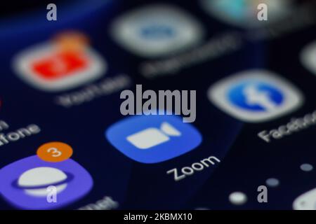LE logo ZOOM Video Communications s'affiche sur l'écran du téléphone, les miniatures de l'application, du smartphone et du clavier sont visibles dans cette illustration à exposition multiple. Zoom est une société américaine de technologie de communication dont le siège social se trouve à San Jose, en Californie. Il fournit des services de vidéoconférence et de chat en ligne via une plate-forme logicielle peer-to-peer basée sur le cloud et est utilisé pour la téléconférence, le télétravail, l'éducation à distance et les relations sociales. L'application Zoom et la communication sont devenues très populaires pendant le Covid-19, le blocage de quarantaine en cas de pandémie du coronavirus et la prise de distance sociale pendant que les gens sont en train de mourir de faim Banque D'Images