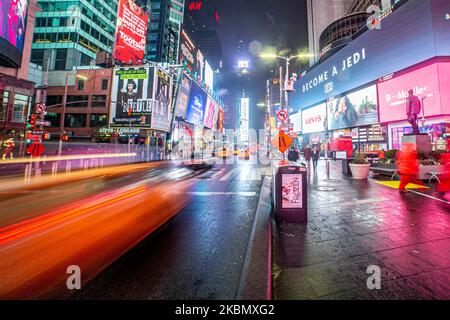 Vue de nuit de Times Square à Manhattan, New York, États-Unis pendant les averses de pluie légères dans la nuit. Times Square est une importante intersection commerciale, un site touristique populaire et une destination, un centre de divertissement dans Midtown Manhattan, NY à la jonction de Broadway et Seventh Avenue. La place est célèbre pour ses panneaux d'affichage lumineux et ses publicités. Timesquare est connu comme le carrefour du monde. Times Square est l'une des attractions touristiques les plus visitées au monde, attirant environ 50 millions de visiteurs par an. 13 février 2020 (photo de Nicolas Economou/NurPhoto) Banque D'Images