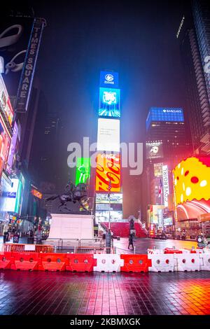 Vue de nuit de Times Square à Manhattan, New York, États-Unis pendant les averses de pluie légères dans la nuit. Times Square est une importante intersection commerciale, un site touristique populaire et une destination, un centre de divertissement dans Midtown Manhattan, NY à la jonction de Broadway et Seventh Avenue. La place est célèbre pour ses panneaux d'affichage lumineux et ses publicités. Timesquare est connu comme le carrefour du monde. Times Square est l'une des attractions touristiques les plus visitées au monde, attirant environ 50 millions de visiteurs par an. 13 février 2020 (photo de Nicolas Economou/NurPhoto) Banque D'Images