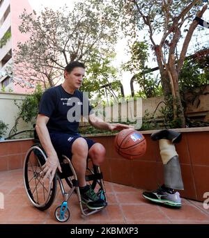 Le joueur du club de basket-ball en fauteuil roulant de Sainte-Lucie, Matteo Cavagnini, s'entraîne chez lui à 24 avril 2020 Rome, en Italie. Après que le gouvernement italien ait émis les mesures de verrouillage nationales pour aider à arrêter la propagation de Covid-19 Matteo, qui utilise une jambe prothétique après avoir subi un accident de voiture à l'âge de 14 ans, est forcé de travailler dans son balcon sans ses coéquipiers (photo de Matteo Ciambelli/NurPhoto) Banque D'Images