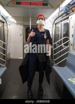 L'infirmière Lauren Borg, qui est venue de Floride pour aider New York, l'épicentre du coronavirus aux États-Unis, se rend pour travailler pendant la pandémie du coronavirus à 21 avril 2020, dans la ville de New York, aux États-Unis. (Photo de Selcuk Acar/NurPhoto) Banque D'Images