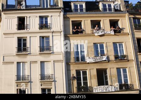 Les gens applaudissent à 8 heures à leurs fenêtres à Paris, sur 25 avril 2020, pendant le confinement en France pour tenter d'arrêter la propagation du nouveau coronavirus COVID-19. Banque D'Images