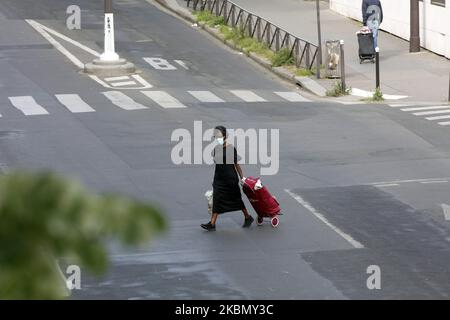 Une femme marche à Paris, sur 25 avril 2020, pendant le confinement en France pour tenter de stopper la propagation du nouveau coronavirus COVID-19. (Photo de Mehdi Taamallah/NurPhoto) Banque D'Images