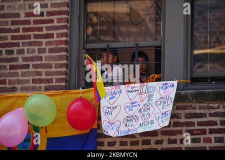 Les élèves du PS 214 à la chasse d'eau Queens New York États-Unis montrent leur soutien à leurs enseignants et amis qui ont défilé sur leur voiture pour stimuler le moral pendant la pandémie du coronavirus à 25 avril 2020. (Photo de John Nacion/NurPhoto) Banque D'Images