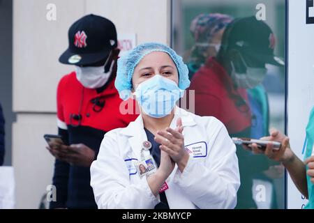 Les médecins se voient devant le Mont Sinaï Queens, New York, États-Unis, tandis que les New-Yorkais les applaudissent comme un geste de soutien pendant la pandémie du coronavirus au 25 avril 2020. (Photo de John Nacion/NurPhoto) Banque D'Images