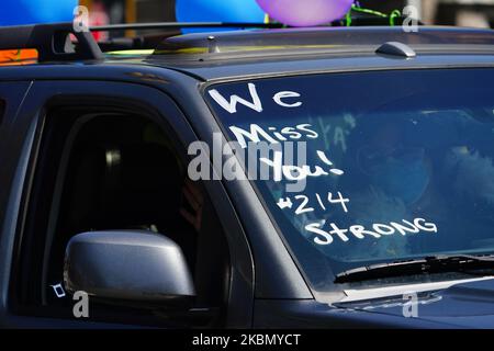 Les élèves du PS 214 à la chasse d'eau Queens New York États-Unis montrent leur soutien à leurs enseignants et amis qui ont défilé sur leur voiture pour stimuler le moral pendant la pandémie du coronavirus à 25 avril 2020. (Photo de John Nacion/NurPhoto) Banque D'Images