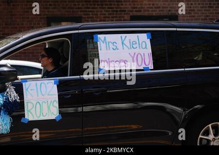 Les élèves du PS 214 à la chasse d'eau Queens New York États-Unis montrent leur soutien à leurs enseignants et amis qui ont défilé sur leur voiture pour stimuler le moral pendant la pandémie du coronavirus à 25 avril 2020. (Photo de John Nacion/NurPhoto) Banque D'Images