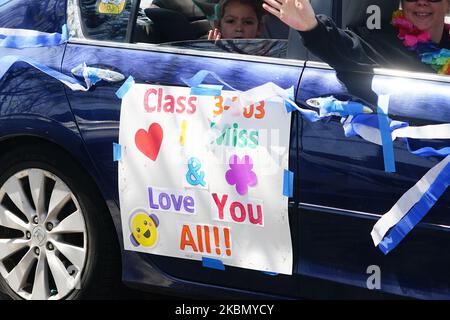 Les élèves du PS 214 à la chasse d'eau Queens New York États-Unis montrent leur soutien à leurs enseignants et amis qui ont défilé sur leur voiture pour stimuler le moral pendant la pandémie du coronavirus à 25 avril 2020. (Photo de John Nacion/NurPhoto) Banque D'Images