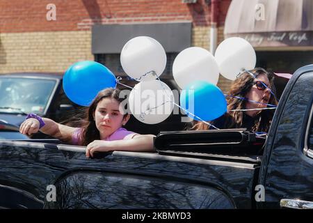 Les élèves du PS 214 à la chasse d'eau Queens New York États-Unis montrent leur soutien à leurs enseignants et amis qui ont défilé sur leur voiture pour stimuler le moral pendant la pandémie du coronavirus à 25 avril 2020. (Photo de John Nacion/NurPhoto) Banque D'Images