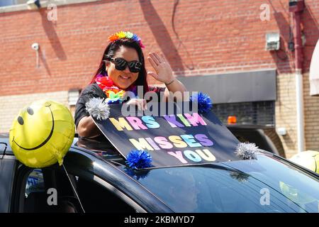 Les élèves du PS 214 à la chasse d'eau Queens New York États-Unis montrent leur soutien à leurs enseignants et amis qui ont défilé sur leur voiture pour stimuler le moral pendant la pandémie du coronavirus à 25 avril 2020. (Photo de John Nacion/NurPhoto) Banque D'Images