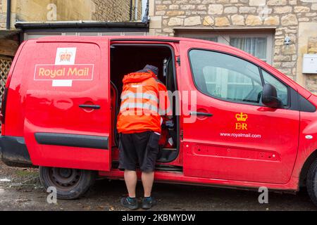 Le travailleur postal Royal Mail effectue des livraisons à Batheaston, Somerset, Angleterre, Royaume-Uni Banque D'Images