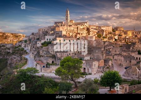 Matera, Italie. Paysage urbain image aérienne de la ville médiévale de Matera, Basilicate Italie au beau coucher du soleil d'été. Banque D'Images