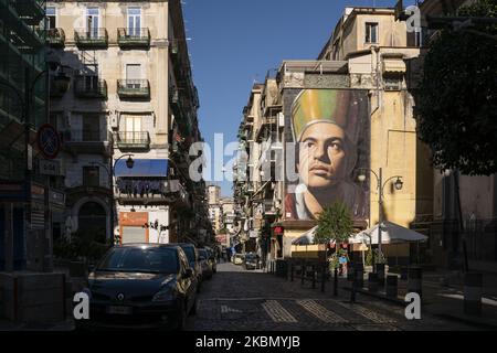 La fresque de l'artiste de rue italien Jorit représentant 'San Gennaro' - patron et saint de la ville de Naples - est vue par l'entrée de la région de Forcella. (Photo de Fabio Burrelli/NurPhoto) Banque D'Images