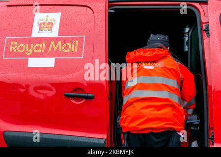 Le travailleur postal Royal Mail effectue des livraisons à Batheaston, Somerset, Angleterre, Royaume-Uni Banque D'Images