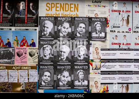 Des banderoles de protestation demandant l'évacuation du camp de réfugiés de Moria avec des photos sous le texte "recherché" du ministre allemand de l'intérieur Horst Seehofer, du directeur exécutif de Frontex Fabrice Leggeri, du premier ministre grec Kyriakos Mitsotakis, Le président de l'Union européenne Ursula von der Leyen et la chancelière allemande Angela Merkel sont vus sur un mur à Berlin, en Allemagne, sur 26 avril 2020. (Photo par Emmanuele Contini/NurPhoto) Banque D'Images