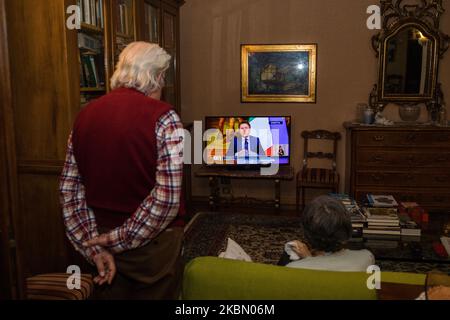 Un couple âgé à Turin, Italie, le 25 avril 2020, regarde la conférence de presse du Premier ministre Giuseppe Conte où il y a une explication des nouvelles mesures en vue de la phase 2, à partir du 4 mai. (Photo de Mauro Ujetto/NurPhoto) Banque D'Images